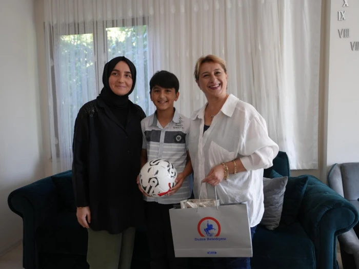 Düzce Belediye personeline kolonya ve şeker ikram etti