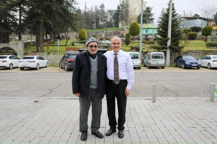 Başkan &Ouml;zl&uuml; sahada vatandaşın talep ve sorunlarını yerinde dinliyor