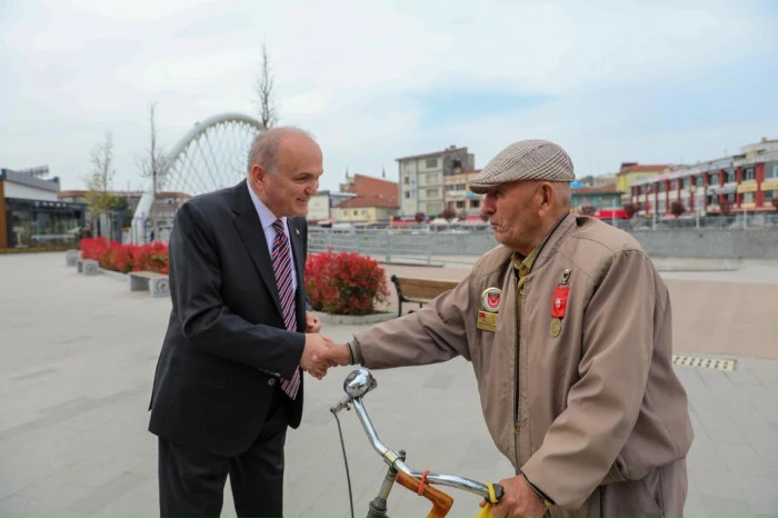 Başkan &Ouml;zl&uuml; sahada vatandaşın talep ve sorunlarını yerinde dinliyor