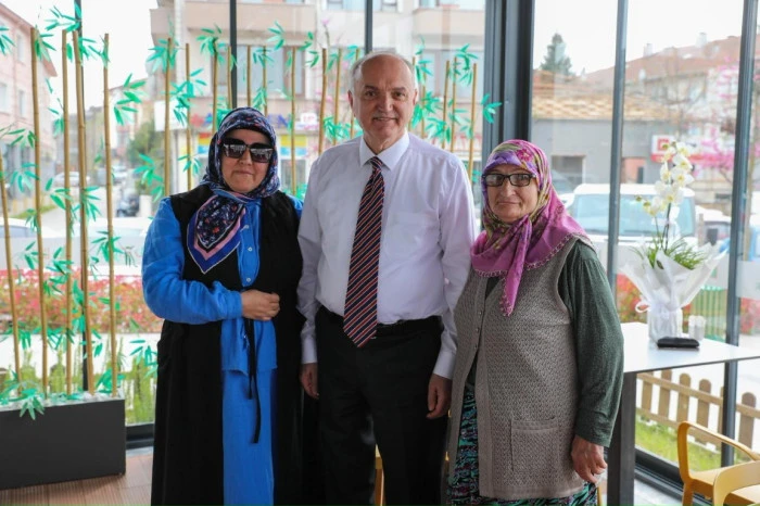 Başkan &Ouml;zl&uuml; sahada vatandaşın talep ve sorunlarını yerinde dinliyor