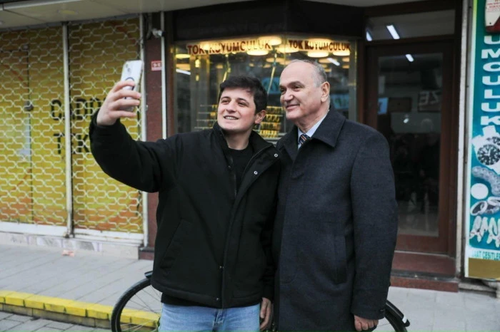 Başkan &Ouml;zl&uuml; sahada vatandaşın talep ve sorunlarını yerinde dinliyor