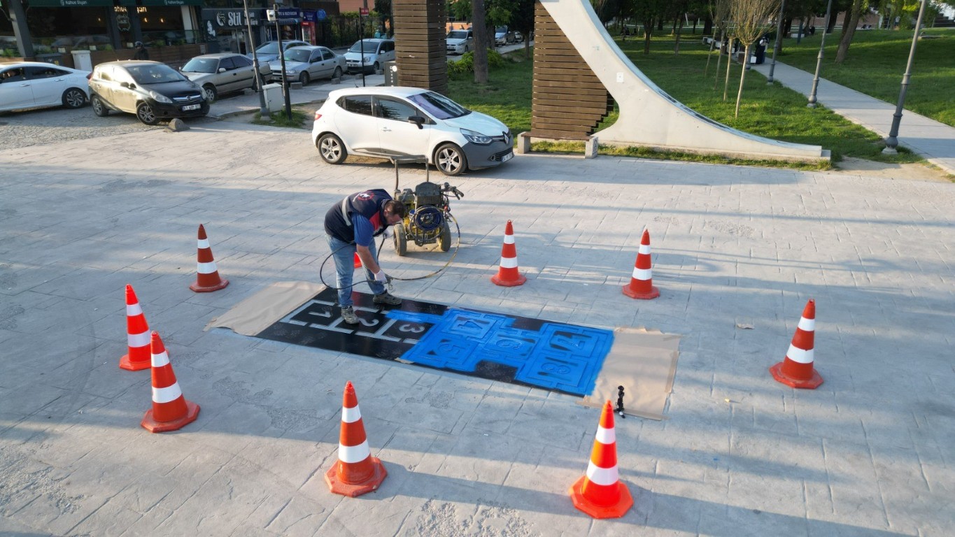 İlk talimatı: “sek sek oyun çizgileri kalıcı olsun”