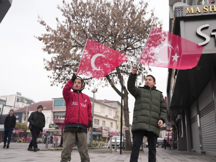 &ldquo;D&uuml;zce Bayrağını yere d&uuml;ş&uuml;rmedi, d&uuml;ş&uuml;rmez&rdquo;