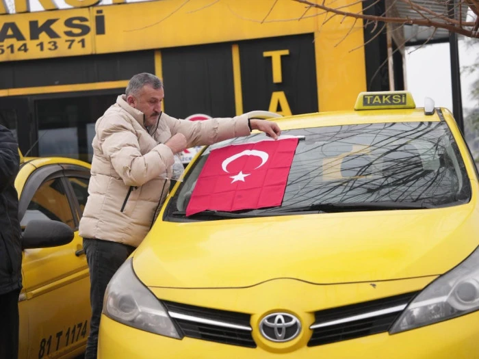 &ldquo;D&uuml;zce Bayrağını yere d&uuml;ş&uuml;rmedi, d&uuml;ş&uuml;rmez&rdquo;