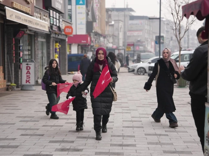 &ldquo;D&uuml;zce Bayrağını yere d&uuml;ş&uuml;rmedi, d&uuml;ş&uuml;rmez&rdquo;