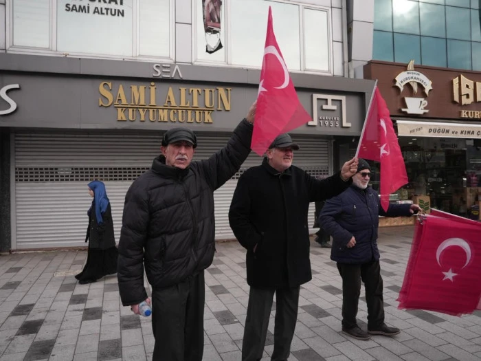 &ldquo;D&uuml;zce Bayrağını yere d&uuml;ş&uuml;rmedi, d&uuml;ş&uuml;rmez&rdquo;