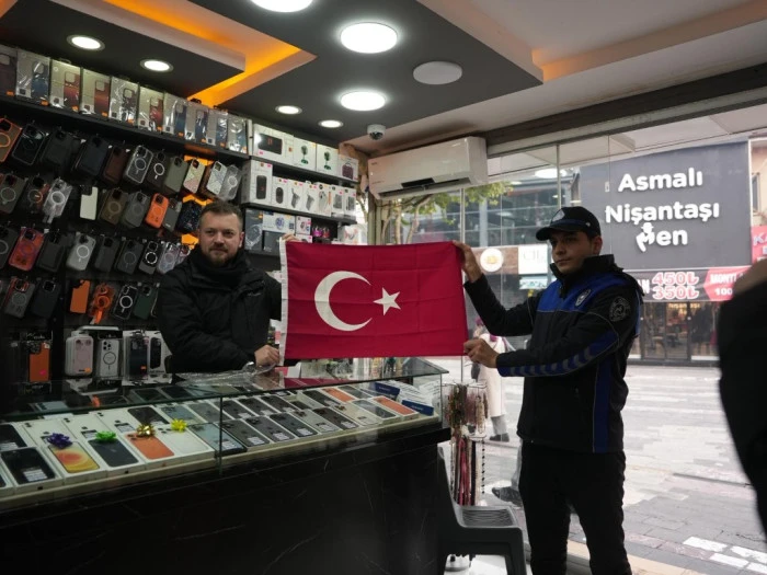 &ldquo;D&uuml;zce Bayrağını yere d&uuml;ş&uuml;rmedi, d&uuml;ş&uuml;rmez&rdquo;