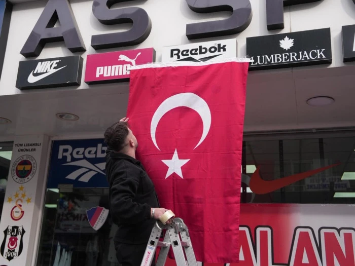 &ldquo;D&uuml;zce Bayrağını yere d&uuml;ş&uuml;rmedi, d&uuml;ş&uuml;rmez&rdquo;