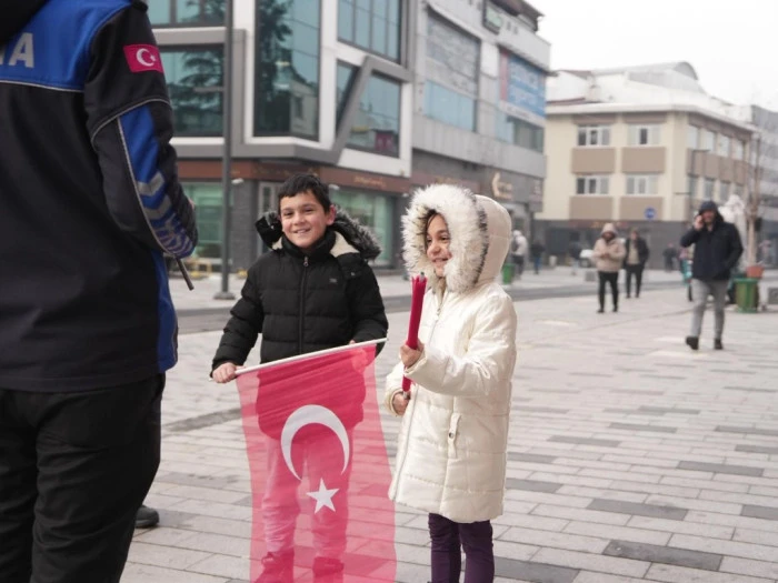 &ldquo;D&uuml;zce Bayrağını yere d&uuml;ş&uuml;rmedi, d&uuml;ş&uuml;rmez&rdquo;