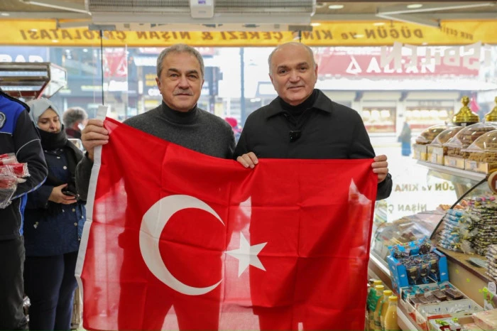 &ldquo;D&uuml;zce Bayrağını yere d&uuml;ş&uuml;rmedi, d&uuml;ş&uuml;rmez&rdquo;