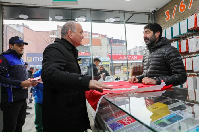 &ldquo;D&uuml;zce Bayrağını yere d&uuml;ş&uuml;rmedi, d&uuml;ş&uuml;rmez&rdquo;