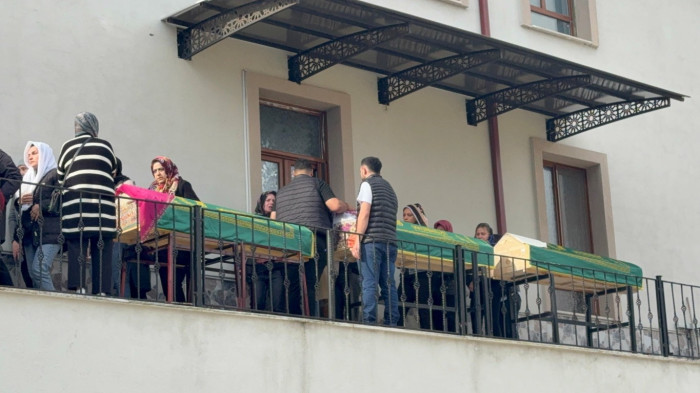 Bayram tatilinden dönen öğretmen aile son yolculuğuna uğurlandı..