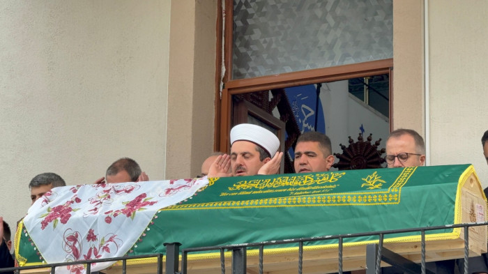 Bayram tatilinden dönen öğretmen aile son yolculuğuna uğurlandı..