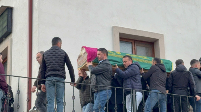 Bayram tatilinden dönen öğretmen aile son yolculuğuna uğurlandı..