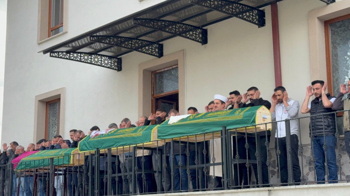 Bayram tatilinden dönen öğretmen aile son yolculuğuna uğurlandı..