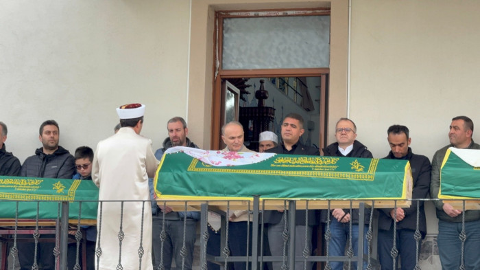 Bayram tatilinden dönen öğretmen aile son yolculuğuna uğurlandı..