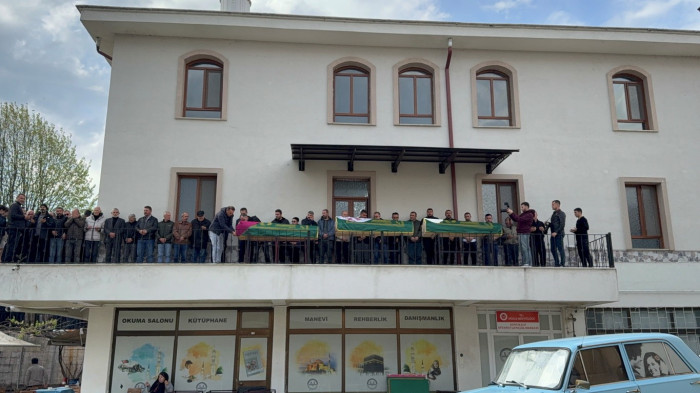 Bayram tatilinden dönen öğretmen aile son yolculuğuna uğurlandı..