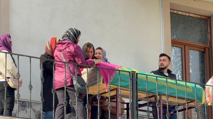Bayram tatilinden dönen öğretmen aile son yolculuğuna uğurlandı..