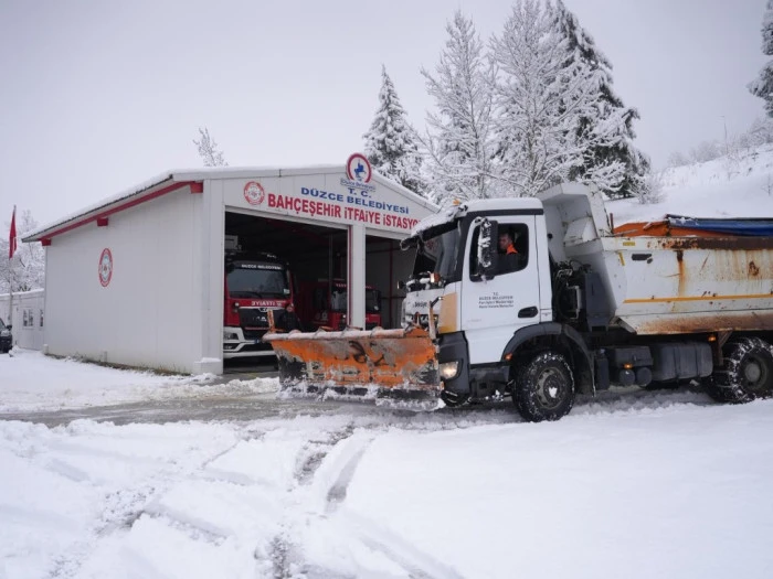 D&uuml;zce'de Ekipler sabaha kadar &ccedil;alıştı