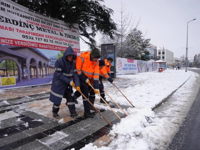 D&uuml;zce'de Ekipler sabaha kadar &ccedil;alıştı