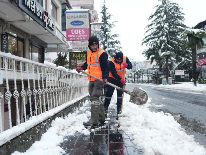 D&uuml;zce'de Ekipler sabaha kadar &ccedil;alıştı