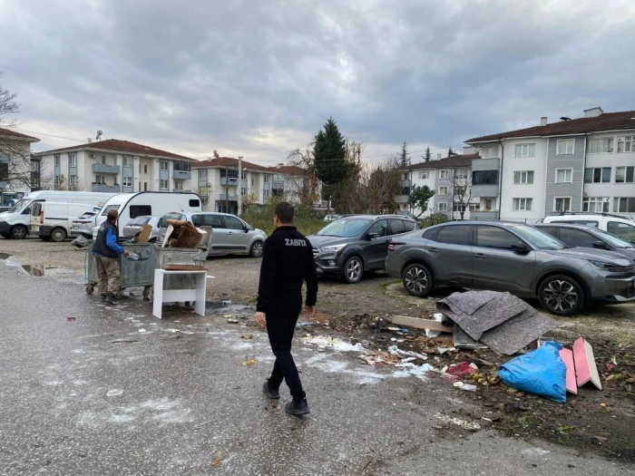 Belediye şahsa hem ceza kesti hem de attıklarını kaldırttı