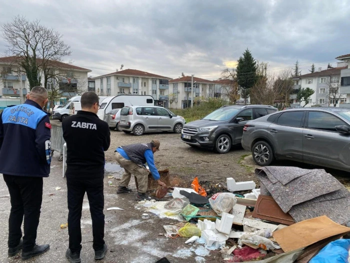 Belediye şahsa hem ceza kesti hem de attıklarını kaldırttı