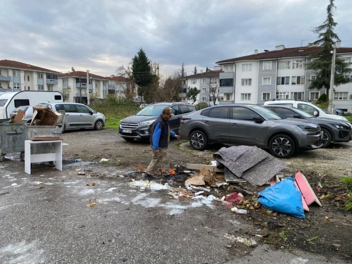 Belediye şahsa hem ceza kesti hem de attıklarını kaldırttı