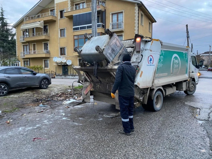 Belediye şahsa hem ceza kesti hem de attıklarını kaldırttı