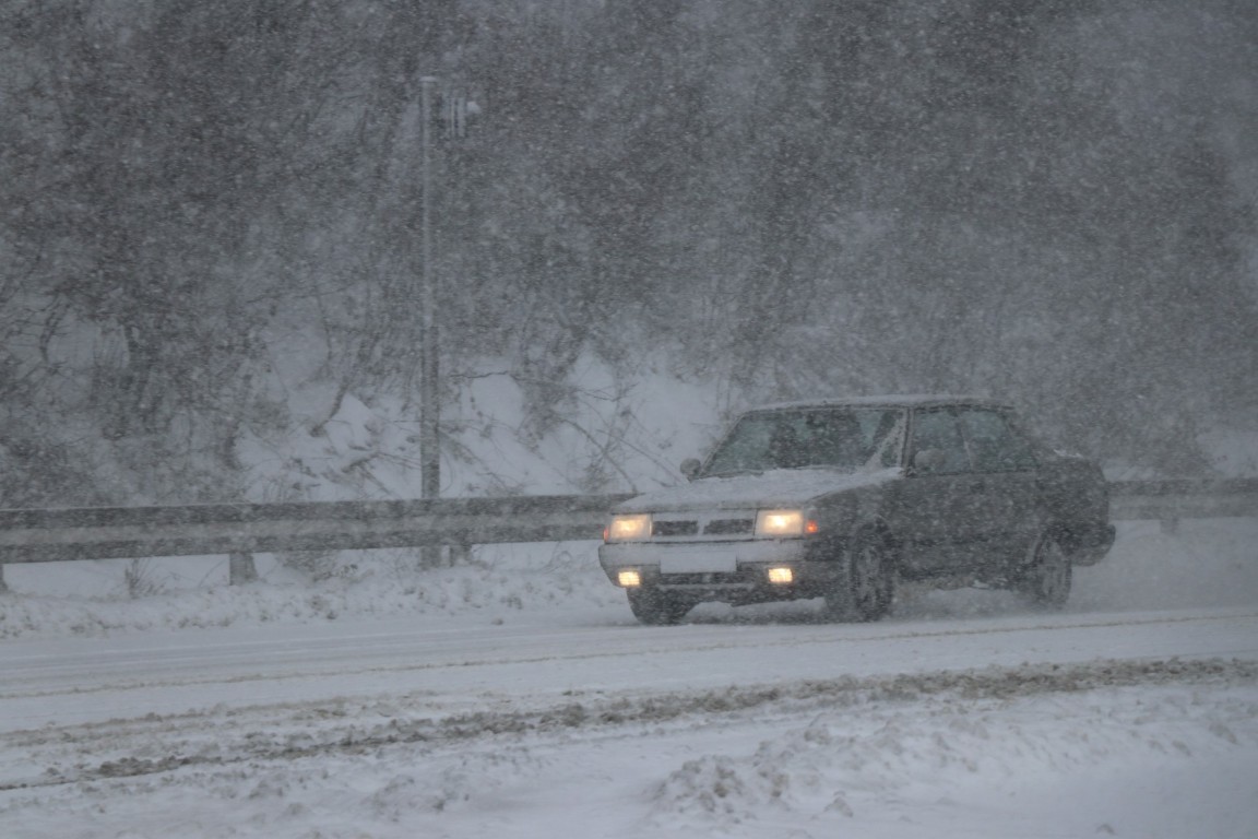 Bolu Dağı’nda yoğun kar ve sis etkili oluyor: Görüş mesafesi 20 metreye düştü