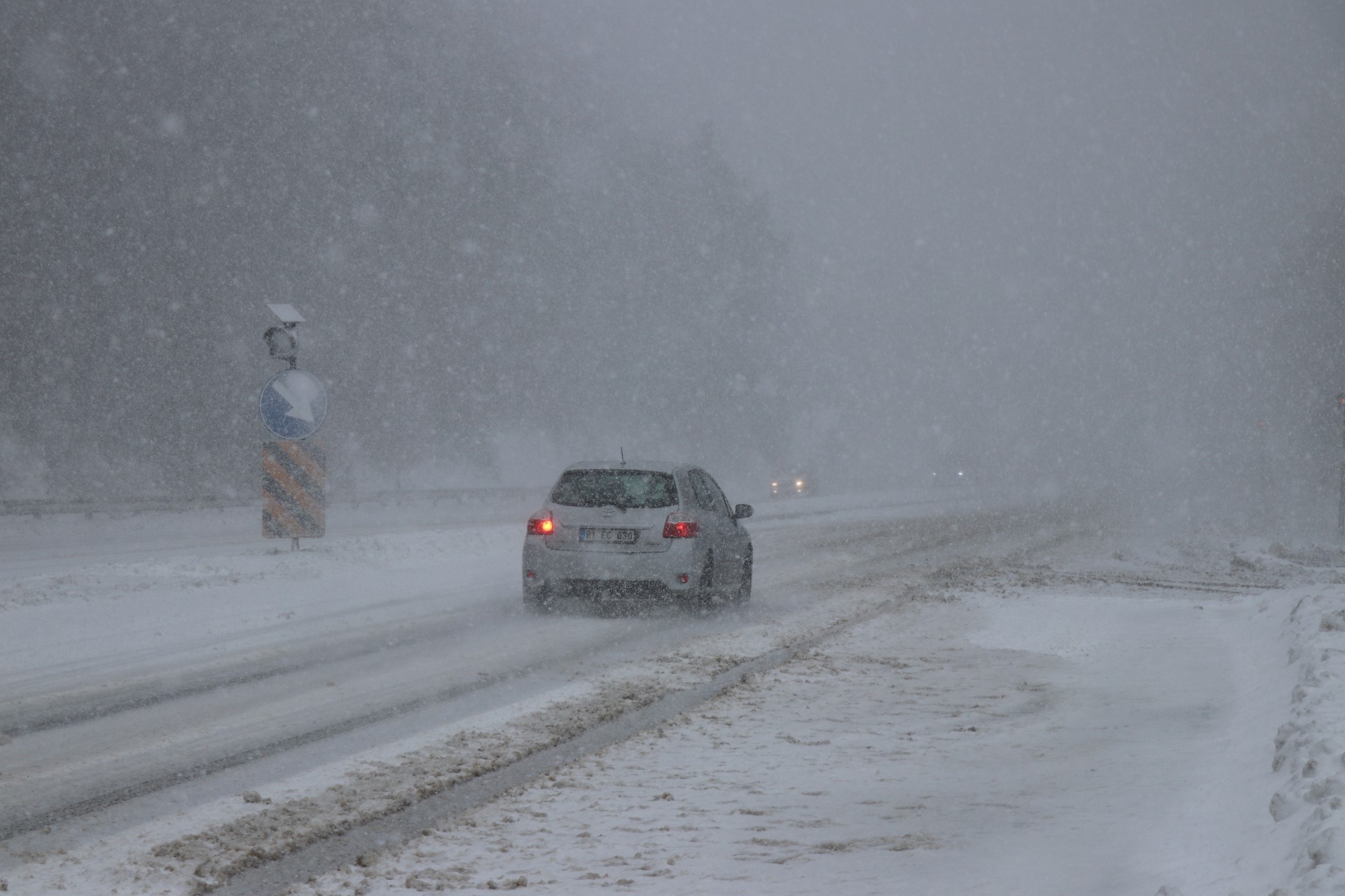 Bolu Dağı’nda yoğun kar ve sis etkili oluyor: Görüş mesafesi 20 metreye düştü