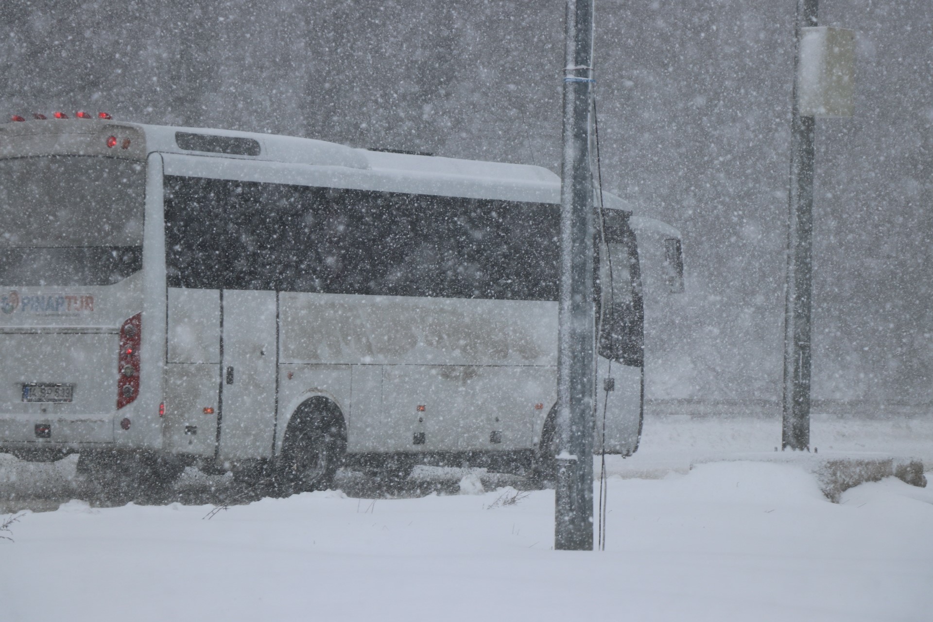Bolu Dağı’nda yoğun kar ve sis etkili oluyor: Görüş mesafesi 20 metreye düştü