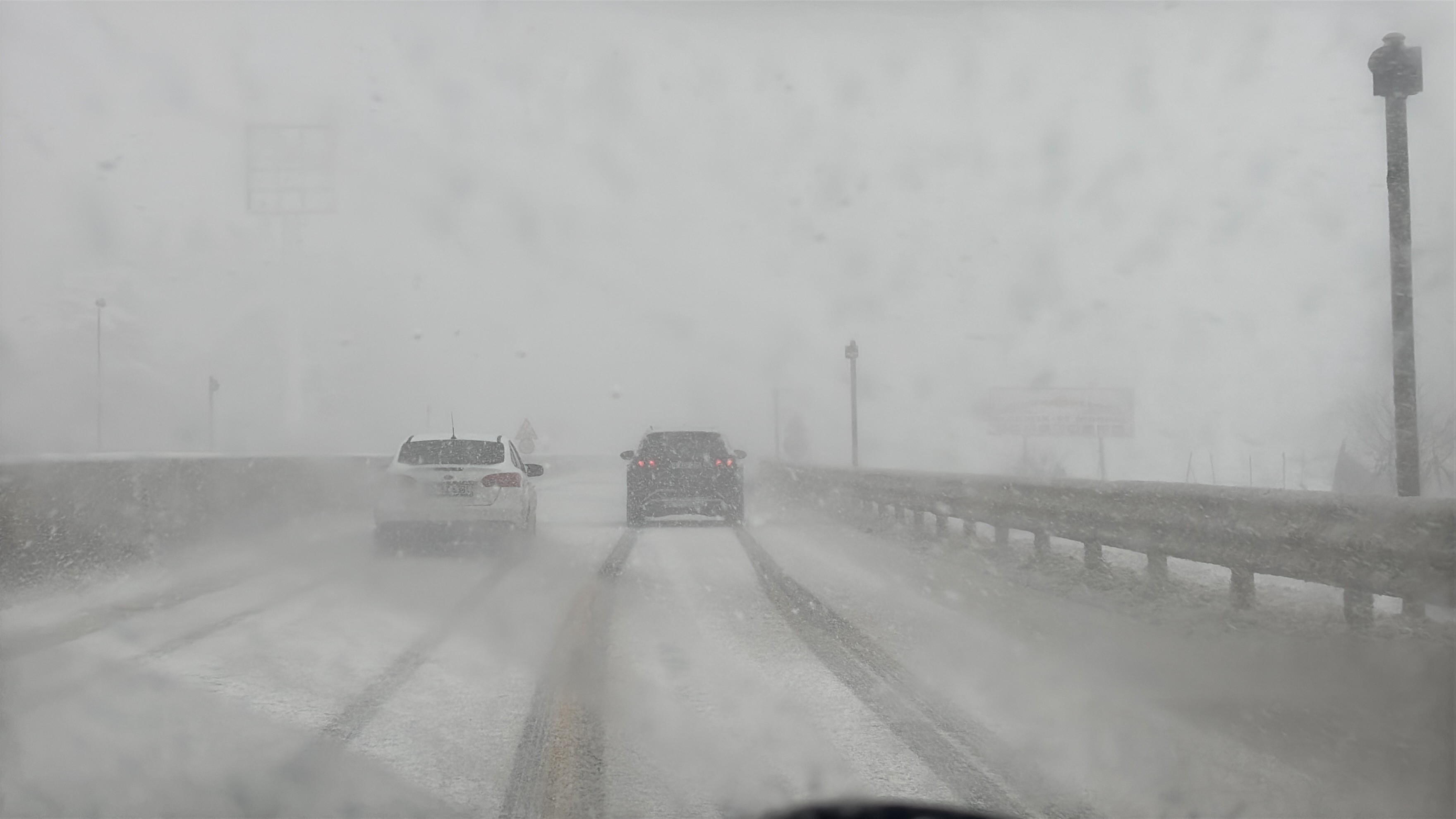 Bolu Dağı’nda yoğun kar ve sis etkili oluyor: Görüş mesafesi 20 metreye düştü