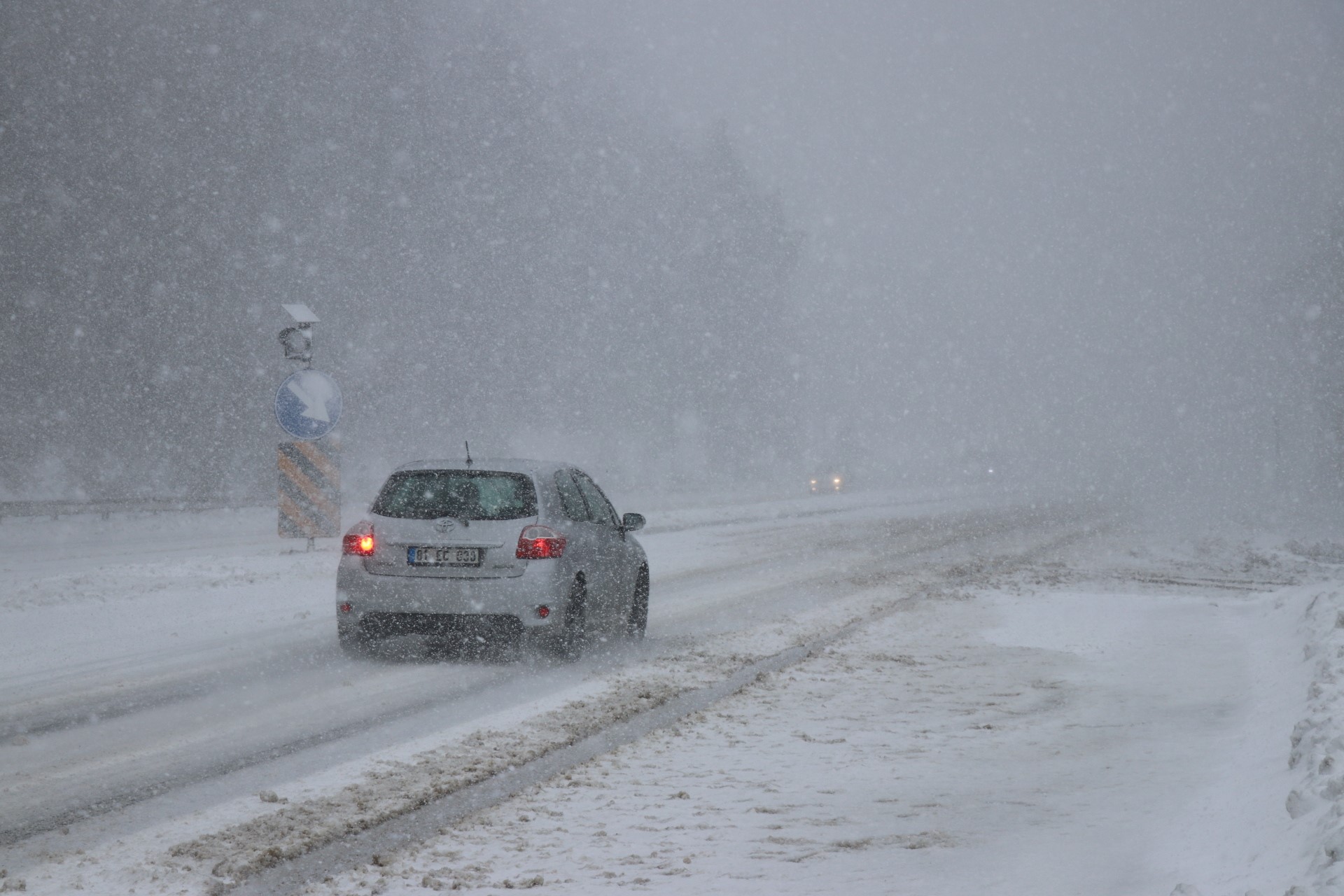 Bolu Dağı’nda yoğun kar ve sis etkili oluyor: Görüş mesafesi 20 metreye düştü