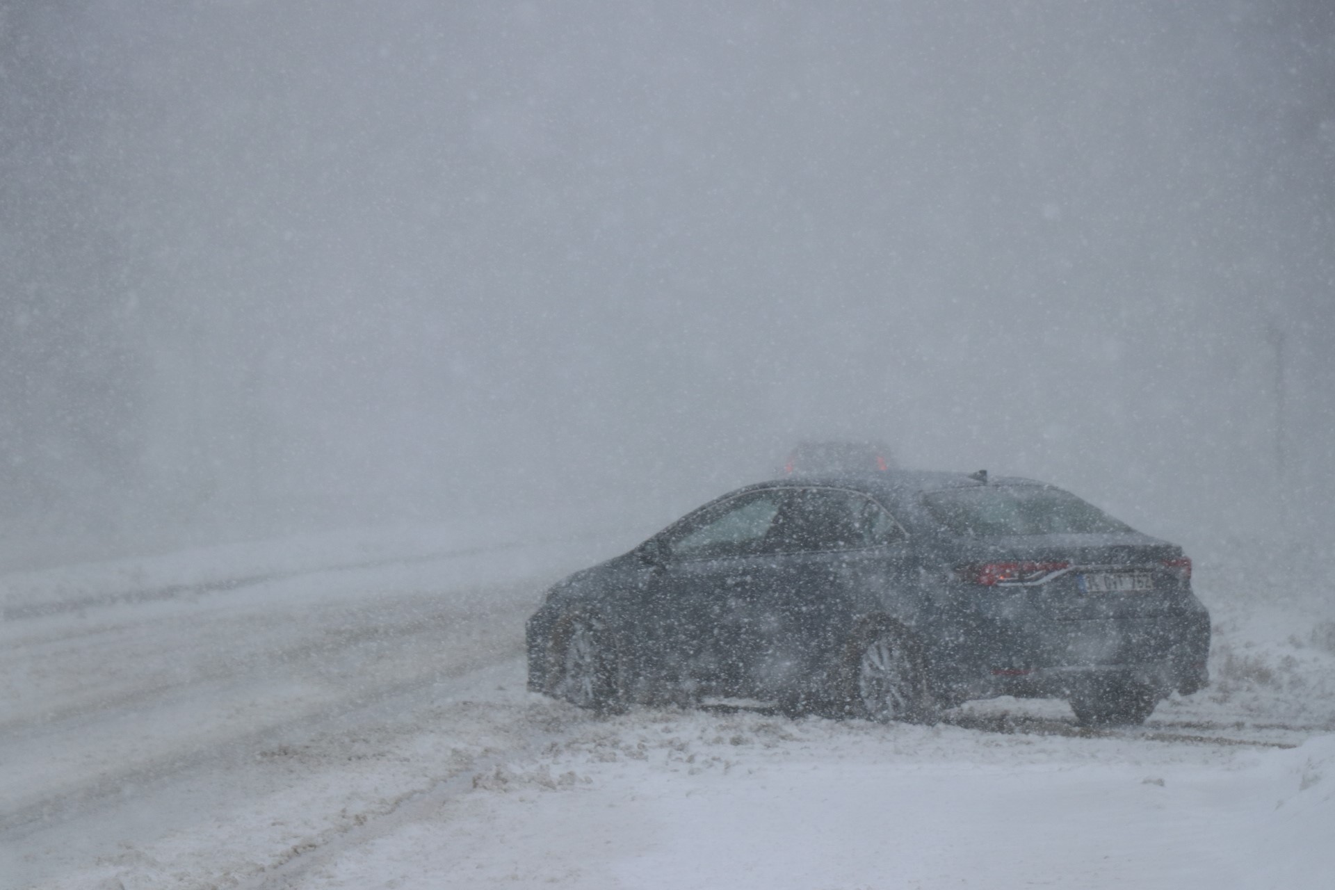Bolu Dağı’nda yoğun kar ve sis etkili oluyor: Görüş mesafesi 20 metreye düştü