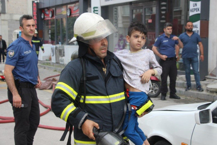 Bolu’da elektrik panosu patladı, dumana boğulan apartmanda 5’i çocuk 15 kişi dumandan etkilendi