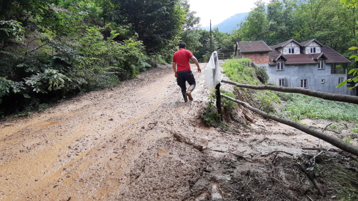 Bolu'da sağanak hayatı felç etti Heyelan anı kamerada