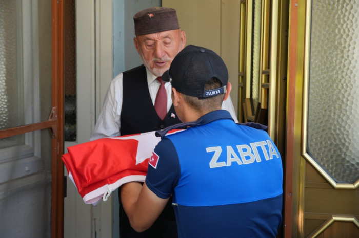 Böyle bayrak sevgisi görülmedi! 