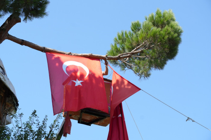 Böyle bayrak sevgisi görülmedi! 