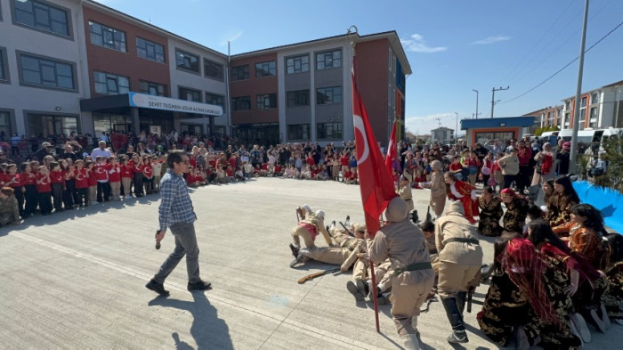 Çanakkale'yi okullarının bahçesinde canlandırdılar, büyük alkış topladılar