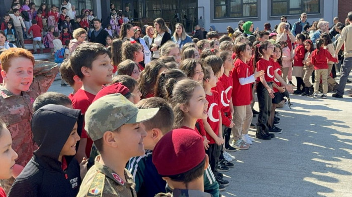 Çanakkale'yi okullarının bahçesinde canlandırdılar, büyük alkış topladılar