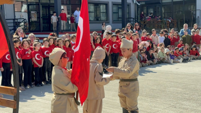Çanakkale'yi okullarının bahçesinde canlandırdılar, büyük alkış topladılar
