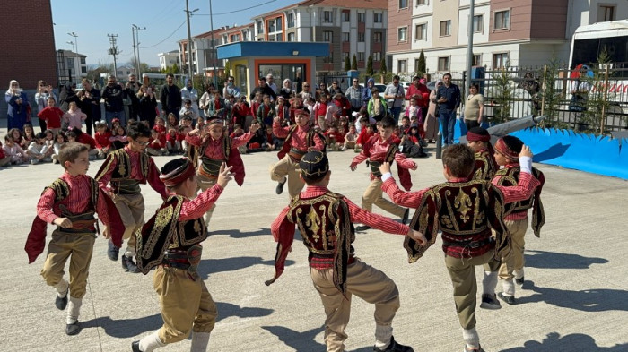 Çanakkale'yi okullarının bahçesinde canlandırdılar, büyük alkış topladılar