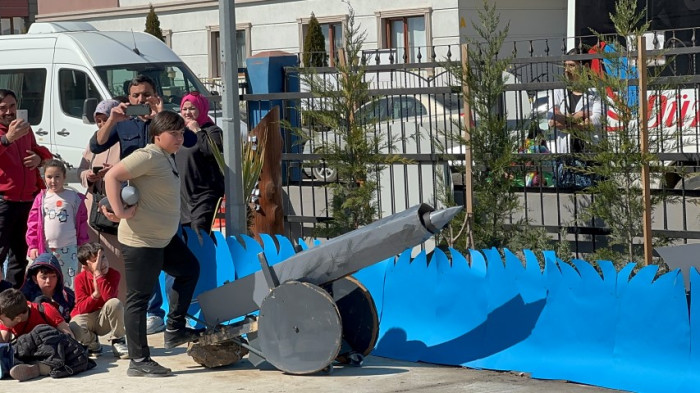 Çanakkale'yi okullarının bahçesinde canlandırdılar, büyük alkış topladılar
