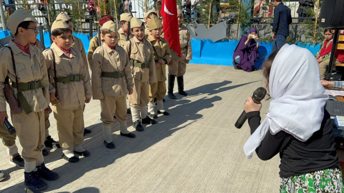 Çanakkale'yi okullarının bahçesinde canlandırdılar, büyük alkış topladılar