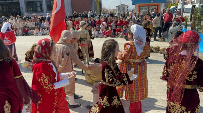 Çanakkale'yi okullarının bahçesinde canlandırdılar, büyük alkış topladılar