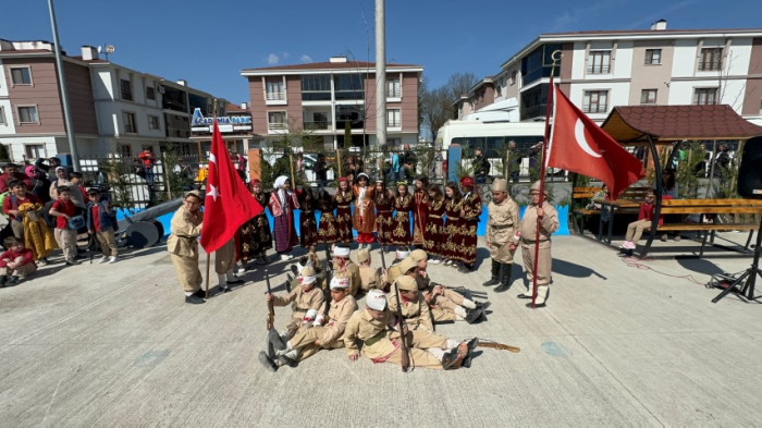 Çanakkale'yi okullarının bahçesinde canlandırdılar, büyük alkış topladılar