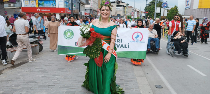 Çok renkli başladı