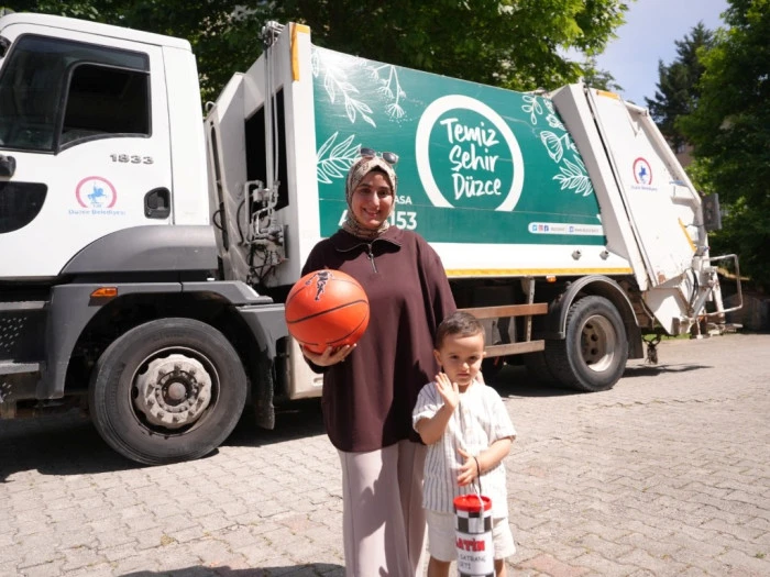 HER G&Uuml;N SELAMLADIĞI &Ccedil;&Ouml;P KAMYONU KAPISINA GELDİ