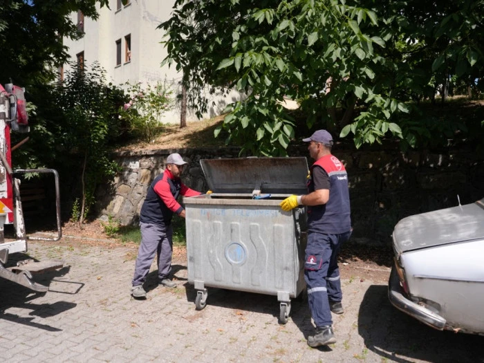 HER G&Uuml;N SELAMLADIĞI &Ccedil;&Ouml;P KAMYONU KAPISINA GELDİ